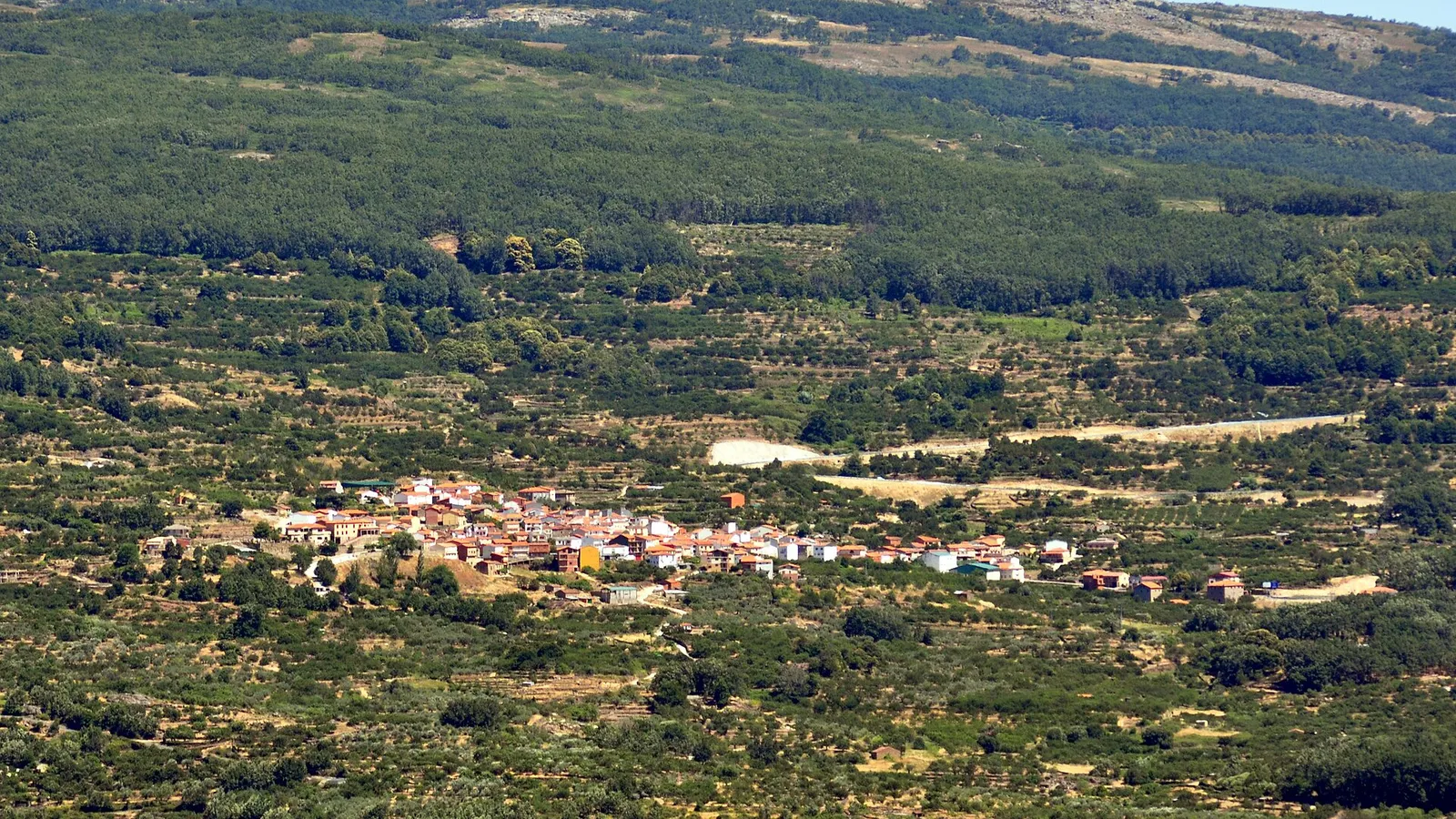 Vista del pequeño pueblo de montaña de Cabrero, Valle del Jerte