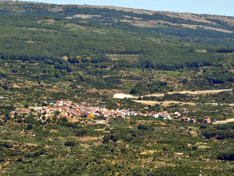 Vista del pequeño pueblo de montaña de Cabrero, Valle del Jerte