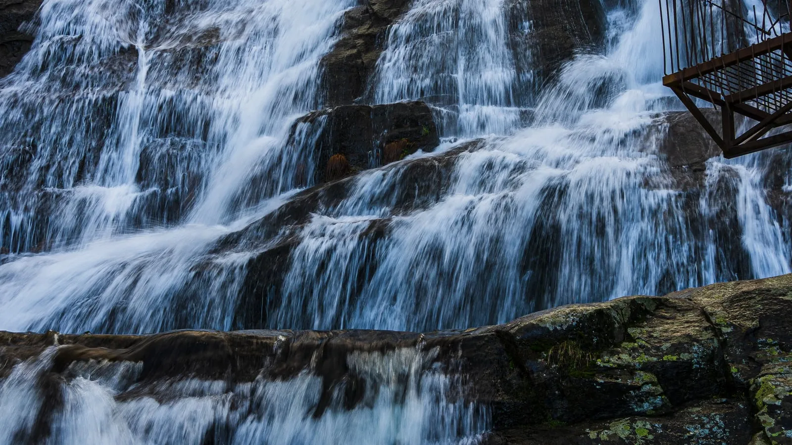 Cascada del Caozo cayendo sobre la roca en Valdastillas, Valle del Jerte