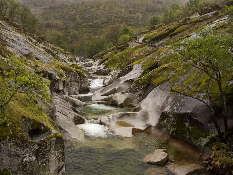 Sendero de acceso a Los Pilones en la Garganta de los Infiernos, Valle del Jerte
