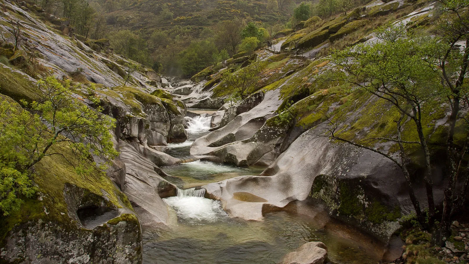 Sendero de acceso a Los Pilones en la Garganta de los Infiernos, Valle del Jerte