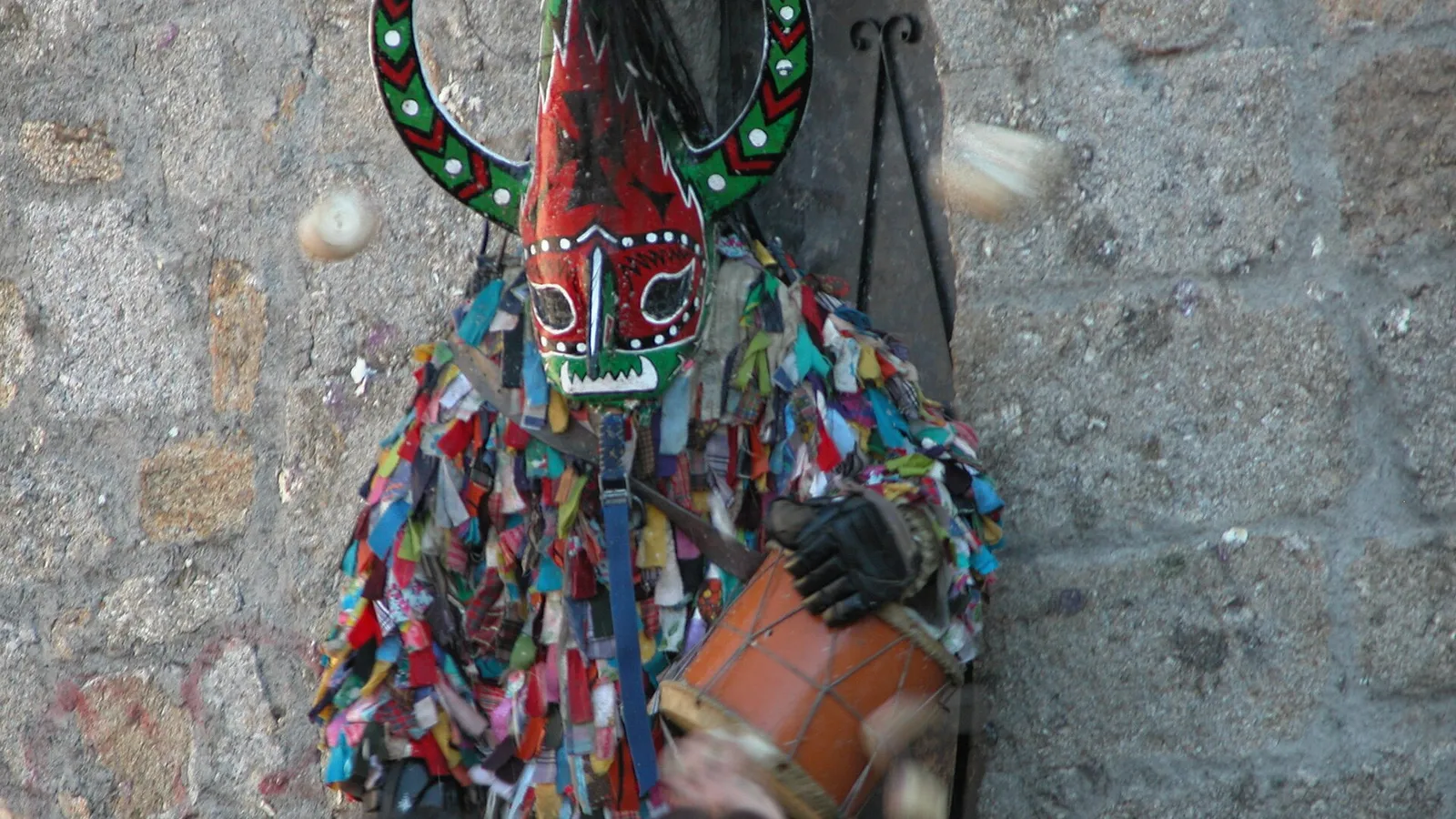 Traje de Jarramplas expuesto en el museo de Piornal, Valle del Jerte