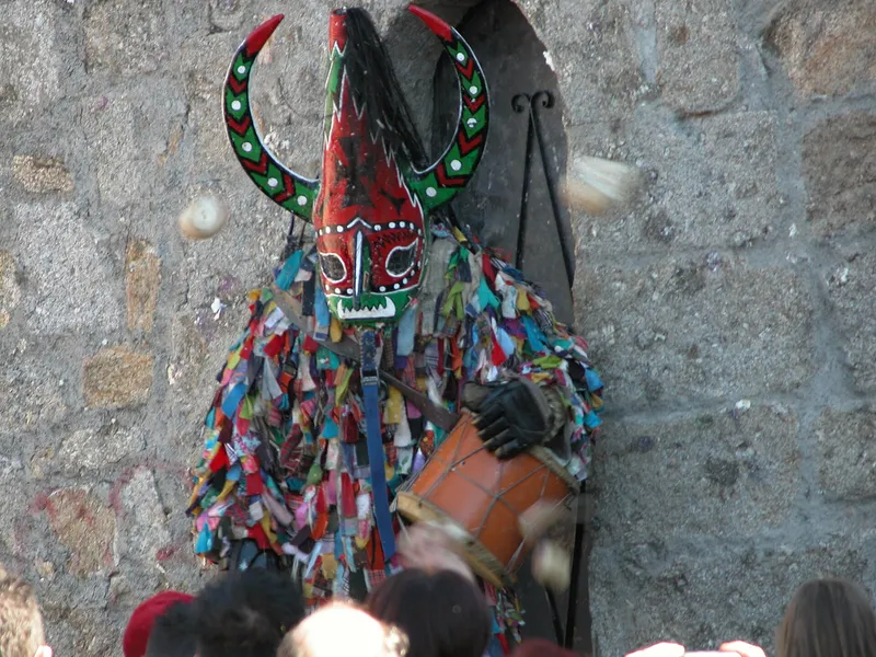 Traje de Jarramplas en Piornal, Valle del Jerte, durante el invierno