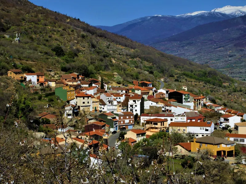 Entorno natural y cerezales junto al pueblo de Rebollar, Valle del Jerte