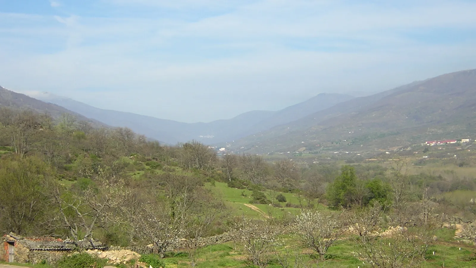 Sendero señalizado de montaña en el Valle del Jerte