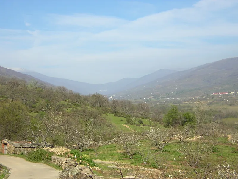 Sendero de montaña de la Ruta de Carlos V, entre Tornavacas y Jarandilla