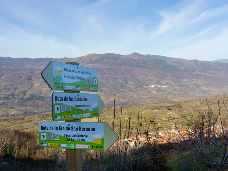 Señalización de la Ruta de los Castaños Milenarios y la Era de San Bernabé en Casas del Castañar, Valle del Jerte
