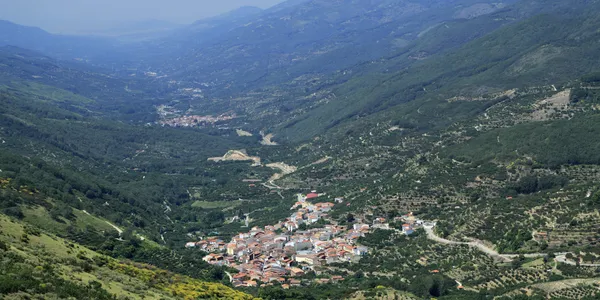 Calle Mayor porticada de Tornavacas, puerta norte del Valle del Jerte