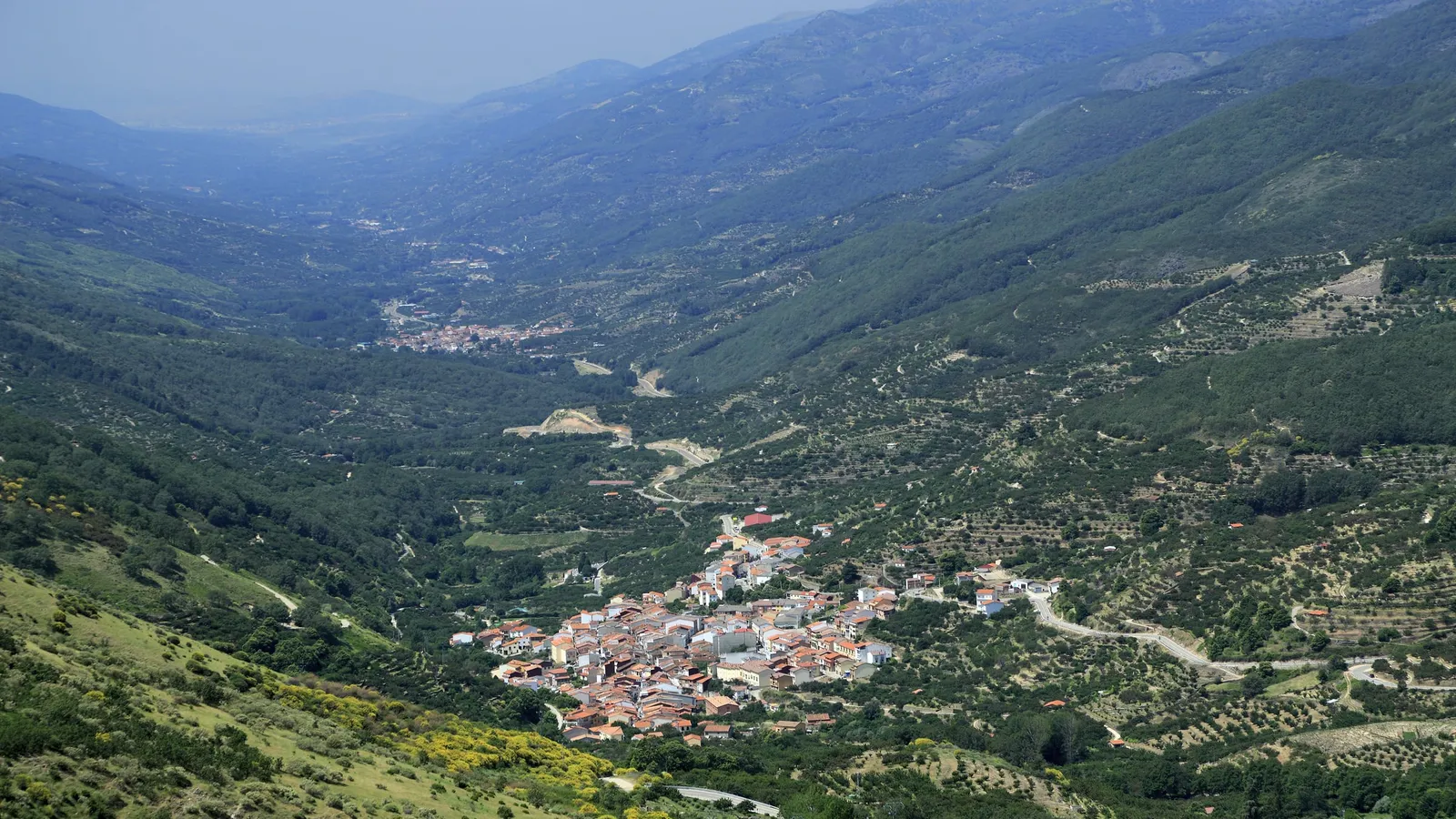 Calle Mayor porticada de Tornavacas, puerta norte del Valle del Jerte