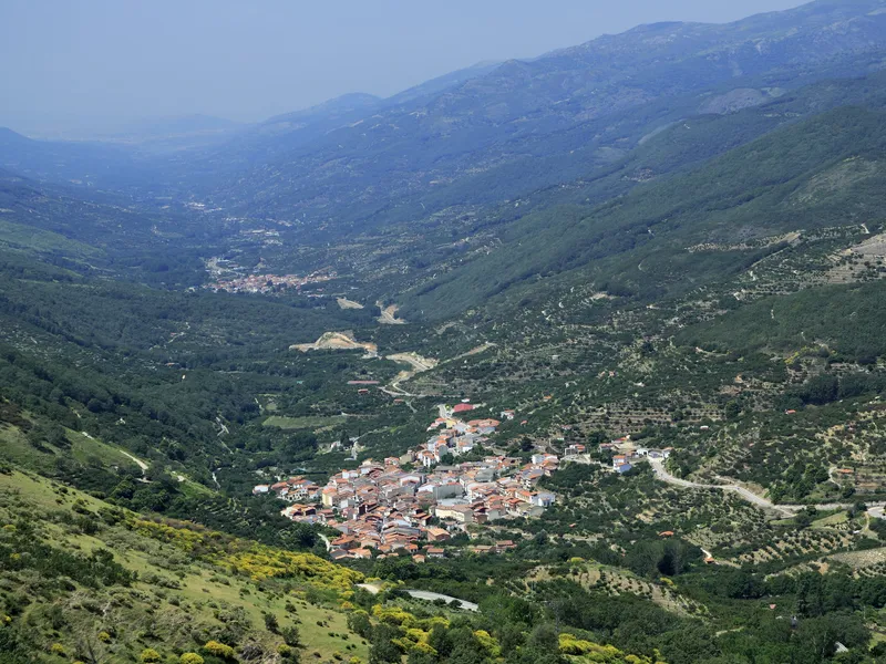 Calle Mayor porticada de Tornavacas, puerta norte del Valle del Jerte