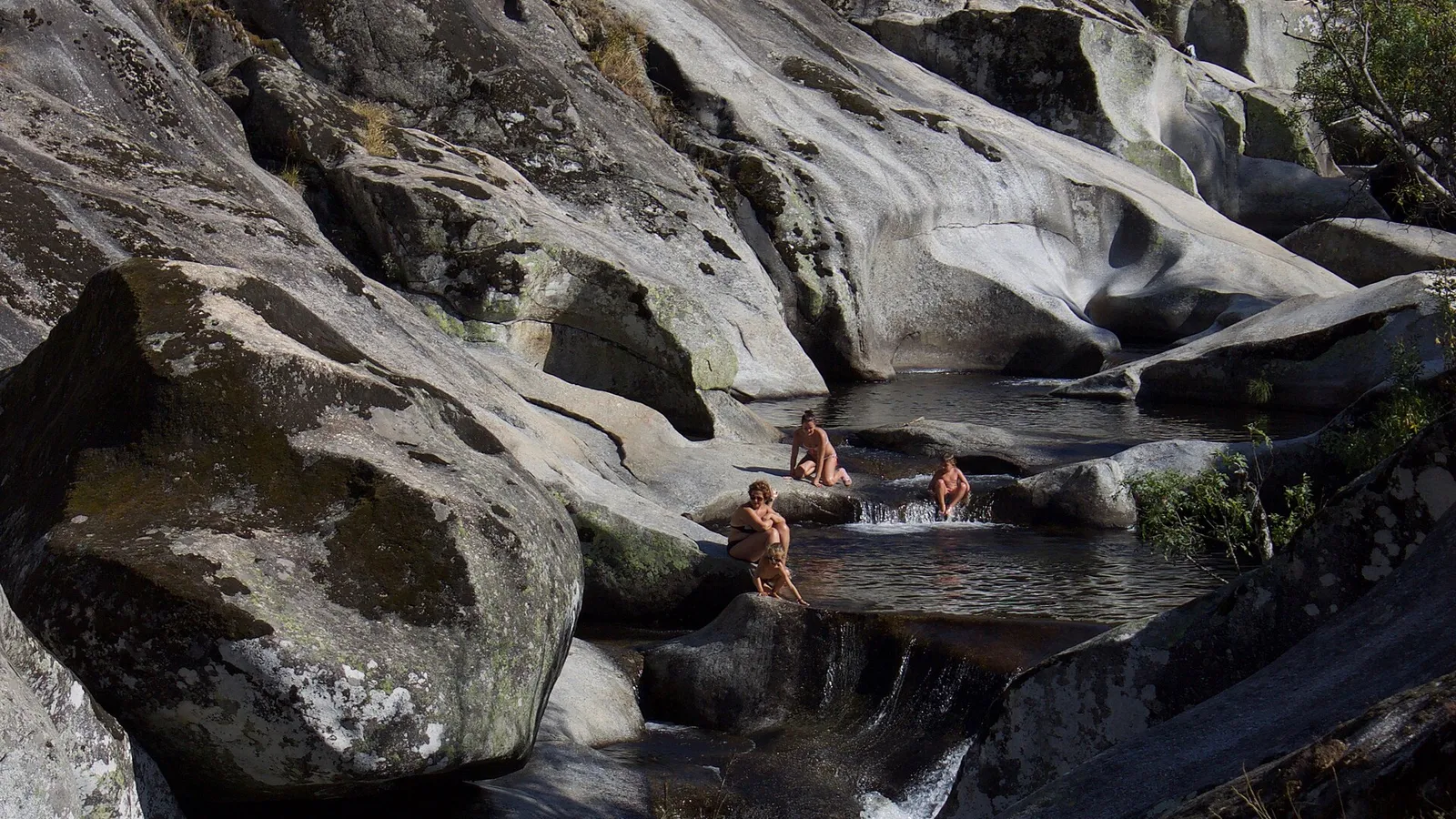 Piscina natural de aguas claras, una de las zonas de baño del Valle del Jerte