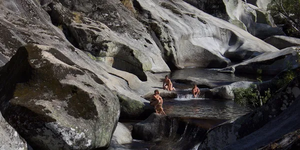 Piscina natural de aguas claras, una de las zonas de baño del Valle del Jerte